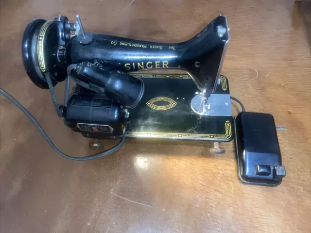 Antique Singer sewing machine 99k no case, light works and Motor Works Belt loos
