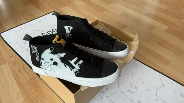 Pokemon Baskets Sneakers Chaussures Akedo Zavvi 25th anniversaire Taille EU 42