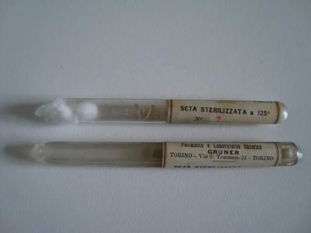 Coppia antiche fialette in vetro di filo di seta sterile per suture chirurgiche