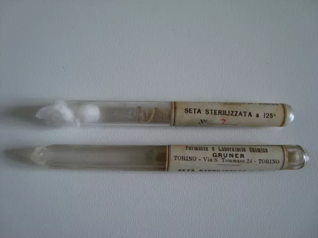 Coppia antiche fialette in vetro di filo di seta sterile per suture chirurgiche
