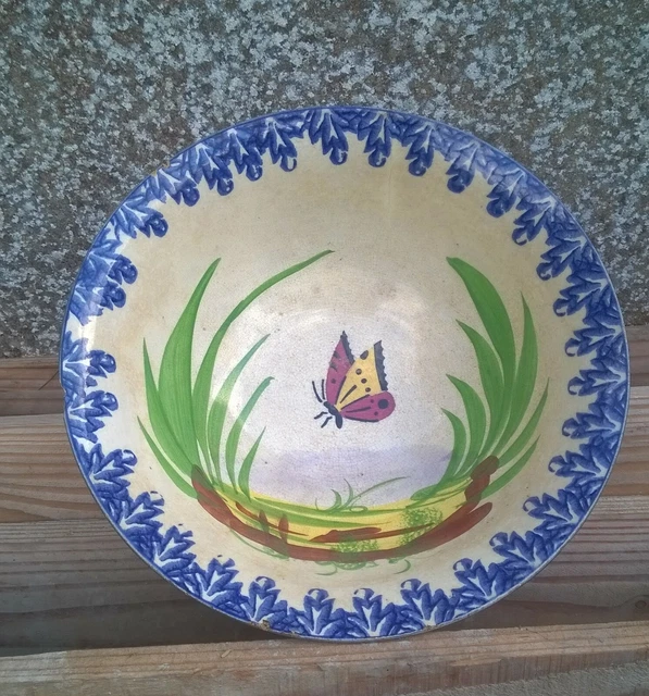 Ancienne assiette creuse Longwy modèle au papillon.