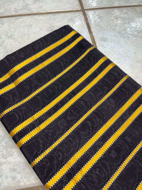 Tapis de table en soie dorée et fil métallique XVIIIe siècle