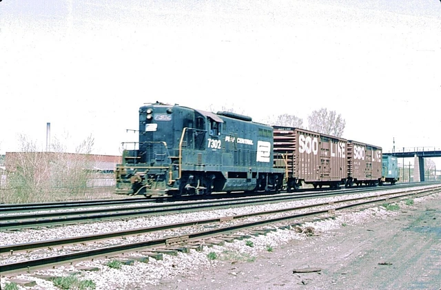 ORIGINAL KODACHROME SLIDE PENN CENTRAL (ex-NYC) GP-9 #7302 ERIE, PA MAY 11, 1975