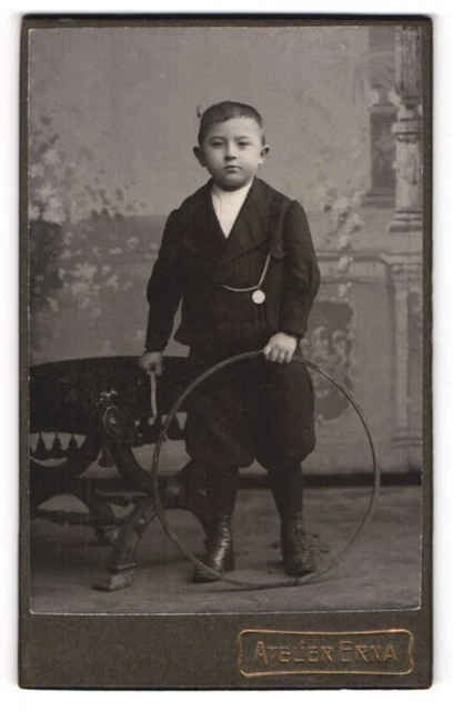 Fotografie Atelier Erna, Düsseldorf, Portrait kleiner Junge in hübscher Kleidun