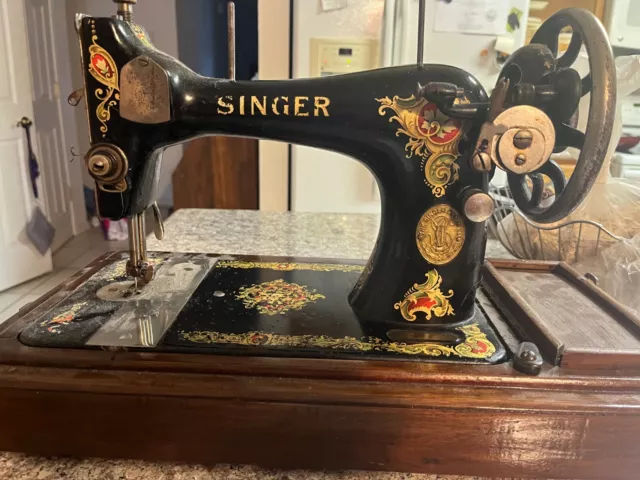 Singer 28K, Vintage Sewing Machine w. Bent Wood Case circa 1912, 