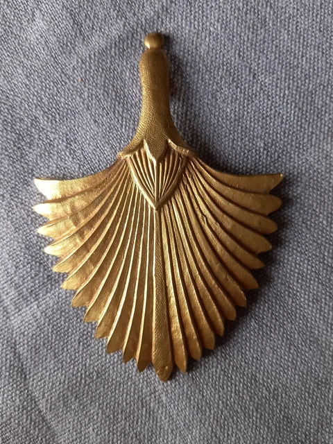Broche Vintage Monique Védié – Style Artiste Français, Thème Raisin, Matière Talossel – Occasion