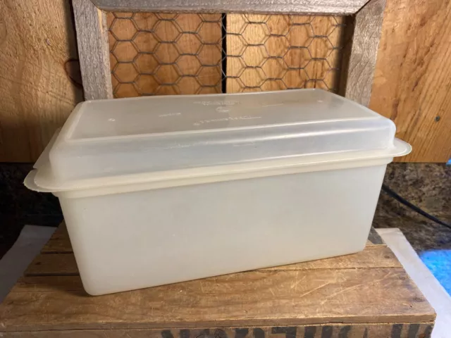 https://www.picclickimg.com/qSwAAOSwmltkurJL/Vintage-Tupperware-Bread-Loaf-Keeper-Box-Container-171.webp