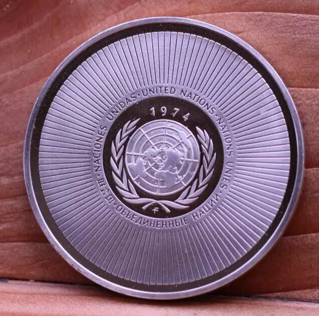 1974 UNITED NATIONS PEACE 925 STERLING SILVER COIN 38.4mm 24 GRAMS (GD)