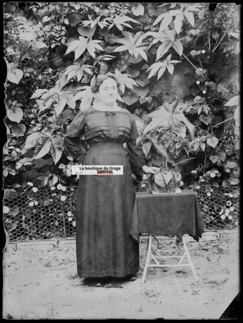Plaque verre photo ancienne négatif noir et blanc 6x9 cm femme robe