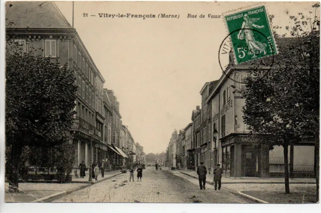 VITRY LE FRANCOIS - Marne - CPA 51 - rue de Vaux - les commerces -