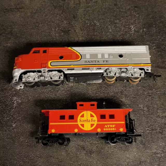 Life-Like Trains Deluxe Locomotive Ho Scale Train + Caboose 8663 Sante Fe Engine