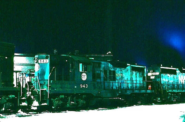 Original Kodachrome Slide Norfolk & Western Gp-9 #943 Mechanicville, Ny Mar 1978