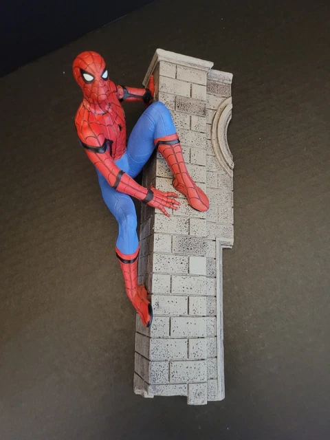 Diamond Select Toys Marvel Gallery: Spider-Man Homecoming Statue
