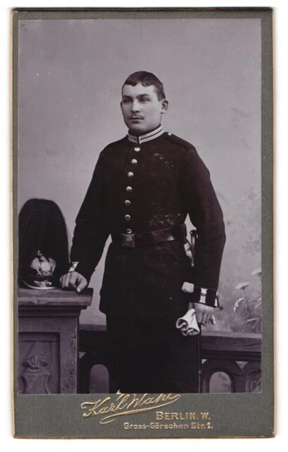 Fotografie Karl Wahl, Berlin, Portrait junger Soldat in Gardeuniform mit Pickeh