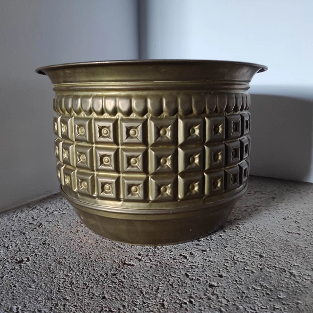 Grand cache-pot anglais ancien en laiton motifs géométriques. Beau relief.