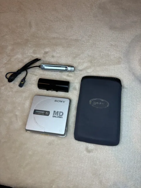 Sony MZ-E35 MD Walkman MiniDisc Player Silver Remote RM-MZ35 Battery Box. 2823