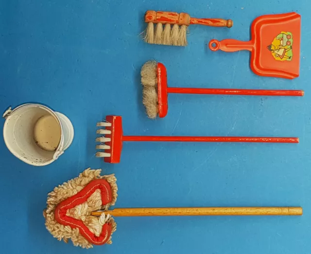 Puppenstube Puppenküche, kleines Konvolut Putzutensilien aus den 50er Jahren 2