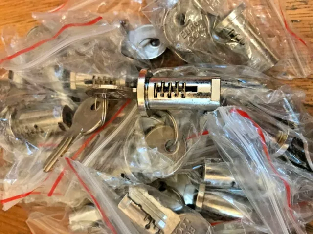 lot 20 locks and keys fits MOST Bulk GUMBALL CANDY NUT VENDING MACHINE Oak NW