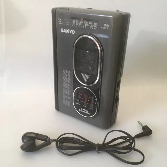 Vintage SANYO M GR75 Personal Radio Cassette Tape Player FM/AM Tuner & Earphones