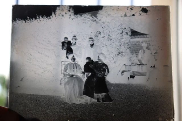 photo plaque de verre négatif noir & blanc , famille
