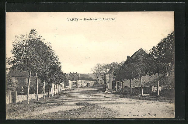 CPA Varzy, Boulevard d´Auxerre, vue de la rue