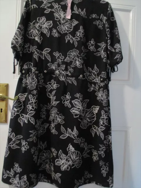 Table Eight Gorgeous Black White  Floral Dress Lined  Size 14 BNWT