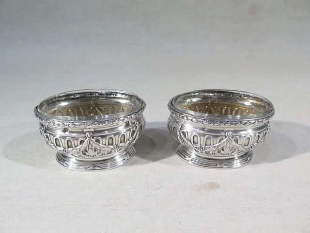 Ancienne Tres Jolie Paire De Salerons Argent Massif Style Louis Xvi Et Interieur