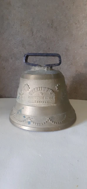 ANCIENNE CLOCHE AVEC TÊTE DE BOEUF EN FONTE ( poids 2