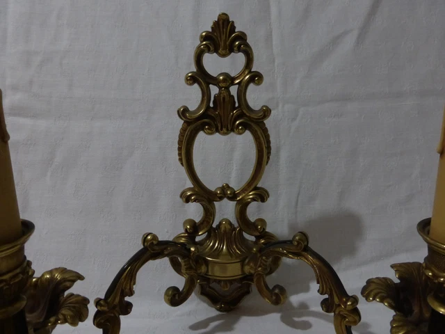 Paire d'appliques murales Louis XVI à deux lumières en bronze doré