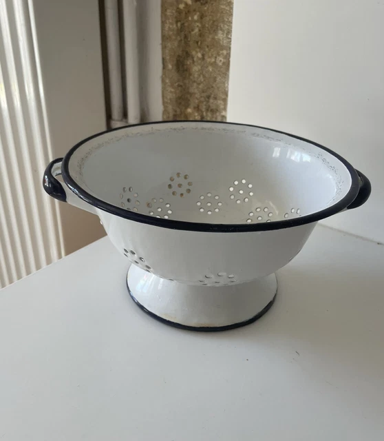 Ancienne passoire en métal émaillé bleu - BROC' EN' GUCHE