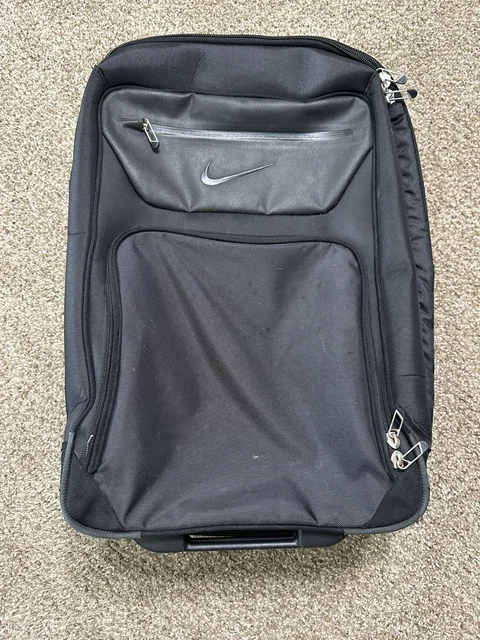 golf backpack nike departure Performance Durable construction designed for everyday training and travel Max Air shoulder straps provide cushioning and breathable comfort Dedicated wet/dry compartment separates gear and essentials Spacious main compartment with internal organization Internal laptop sleeve fits most 15 devices Side pockets offer quick access to water bottles or small items Designed for athletes on the go Nike Departure Golf Backpack Black