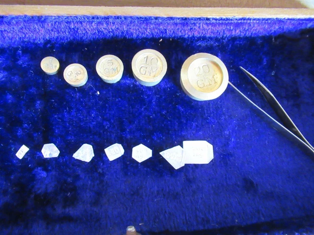 nostalgische Apothekerwaage Goldwaage Waage mit 12 Gewichte von 2 ?mg - 20g 2
