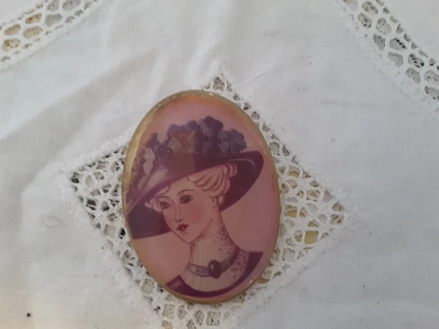 Broche Vintage Années 1960 - Dame Au Chapeau à Plumes Signée C.A - Résine Marron