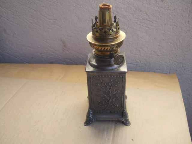 Ancienne Petite Lampe A Petrole En Regule