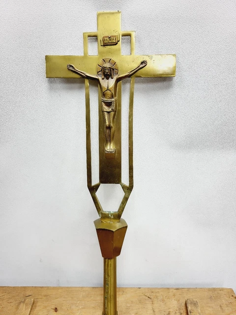 VINTAGE PROCESSIONAL CRUCIFIX CROSS BRASS RELIGIOUS ALTAR CHURCH 1950's VINTAGE PROCESSIONAL CRUCIFIX CROSS BRASS RELIGIOUS ALTAR CHURCH 1950's