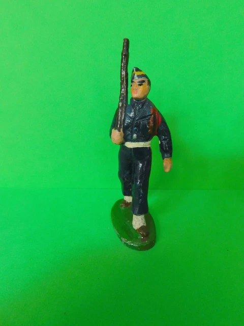 Quiralu   Armee Francaise Soldat Chasseur  Au Defile Avec Fusil
