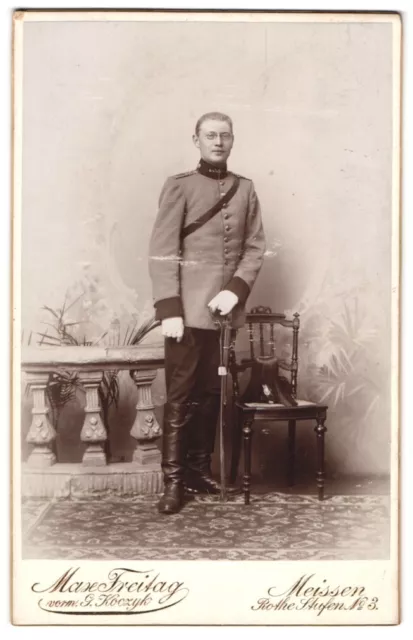 Fotografie Max Freitag, Meissen, Portrait Kavallerist mit Brille, Säbel in Händ