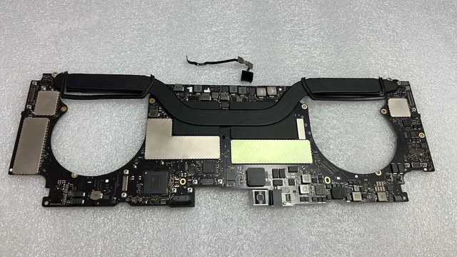 thumbnail interactive-video image 1 of Apple MacBook Pro 15" A1707 2017 Motherboard – I7, 16GB RAM, 256GB SSD – 820-00928-04 – Grade A Used 1 of 6