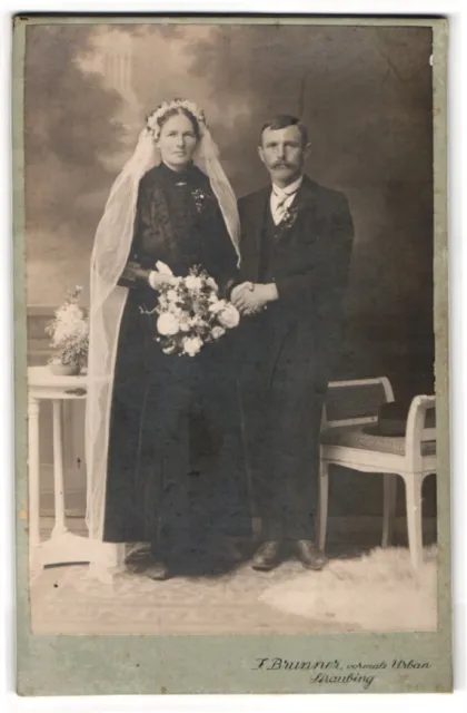 Fotografie J. Brunner, Straubing, Portrait Brautpaar im schwarzen Hochzeitsklei