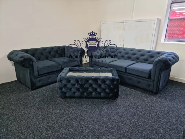 Velvet Chesterfield Sofa - Luxurious Upholstery, Classic Style, Foam Seats
