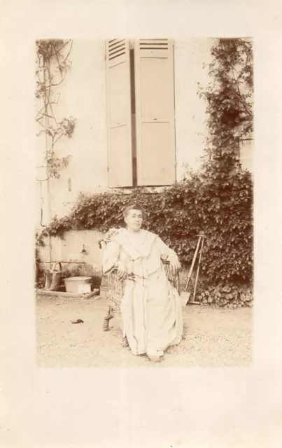 BK224 Carte Photo vintage card RPPC Femme mode fashion dress robe assis chaise