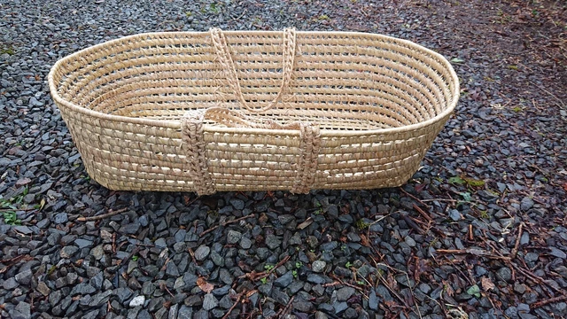Cesta vintage de ratán para bebé Moses.