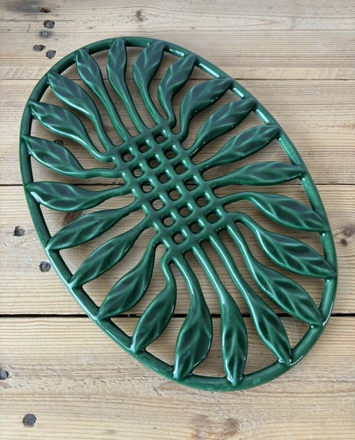 Ancien Dessous De Plat En Fonte Emaillée Rouge Ovale Décor F Chambéry 73000