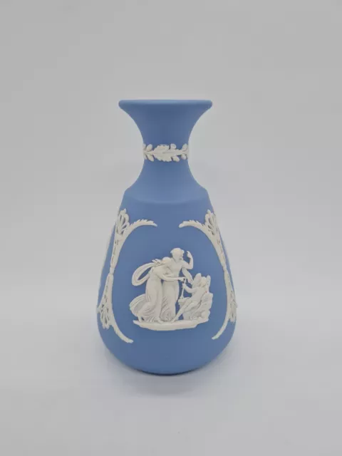 Wedgwood Jasperware Vase, blau / weiß mit Relief, Nr 63, England, 13 cm hoch