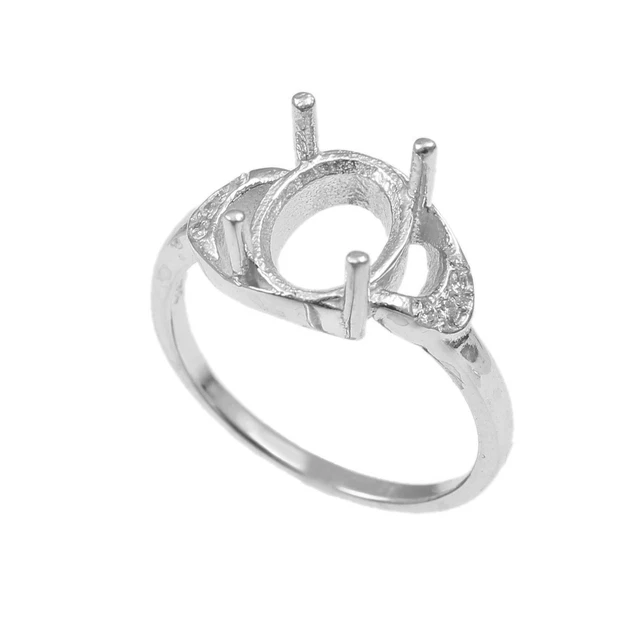 Bague en or gris 18K (750°/00) montée de pierres bleue et blanches. Poinçon tête d'aigle. Tour Bague en or gris 18K (750°/00) montée de pierres bleue et blanches. Poinçon tête d'aigle. Tour