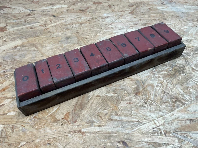dekorative alte Holzletter Druckletter Zahlen 0 bis 9 mit Holzkasten