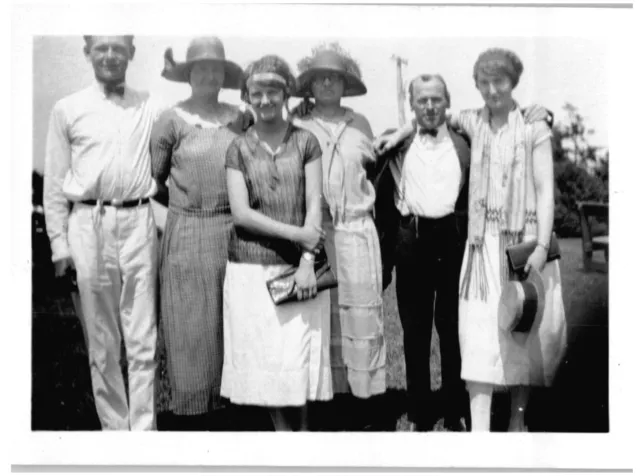 FAMILY HUG AT SEA BREEZE,NY,1925.VTG 3.5" x 2.5" PHOTO*X1/8
