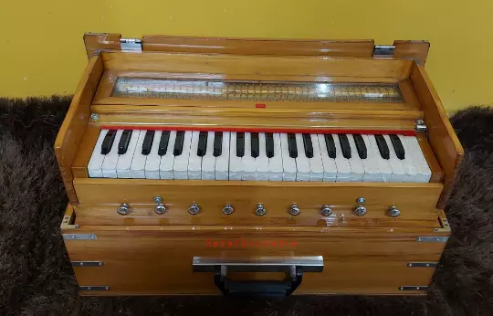 Safri harmonium, Most portable and changer , 3 1/2 Octaves, 9 Stoppers, with Bag