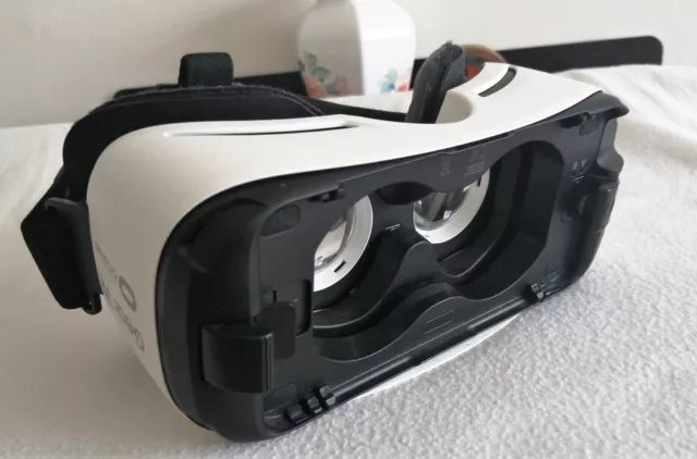 * Samsung Gear VR Oculus Virtual Reality White Headset
