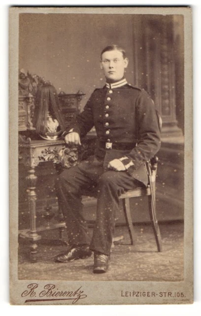 Fotografie R. Bierentz, Berlin-W, Portrait Soldat mit Garde-Pickelhaube